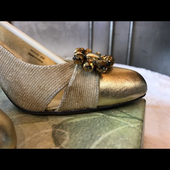 J. Reneé / Melody Gold - Picture 3 of 5